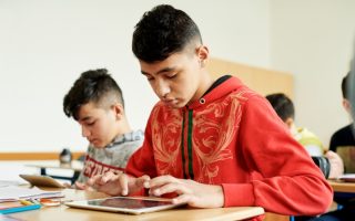 Deutsch als Fremdsprache: iPad hilft in Düsseldorfer Schule beim Lernen