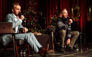 Böhmermann & Schulz: Weihnachts-Podcast „Fest & Flauschig Live“ jetzt auf Spotify