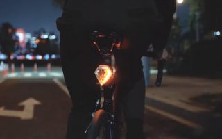 Fahrrad-Blinker SHIELD: Helm-Sensor erkennt Schulterblicke