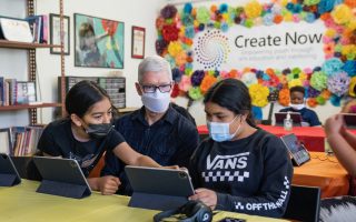 Förderprojekt „Create Now“: Tim Cook besucht Kinder armer Familien