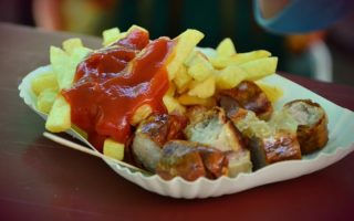 iOS 17: Star-Koch kämpft für Currywurst-Emoji