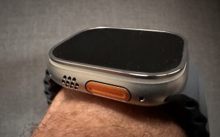 Apple Watch Ultra mit Hammer traktiert: Stress-Test zerstört Tisch