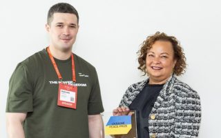 Ukrainisches Ministerium für digitale Transformation überreicht Apple Friedenspreis