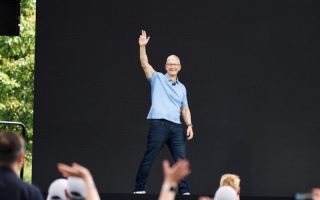 Tim Cook verkauft massiv Apple Aktien