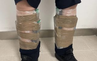 Schmuggler am Zoll aufgeflogen: Er klebte 68 iPhones an seinen Körper