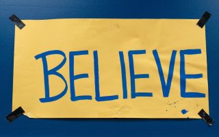 Trotz Netflix-Warner-Deal: Ted Lasso darf bei Apple bleiben