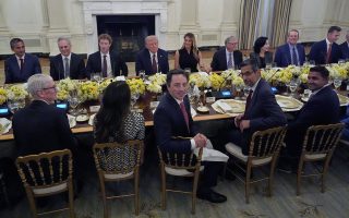 Ohne Gold-Geschenk: Tim Cook dankt Trump im Weißen Haus