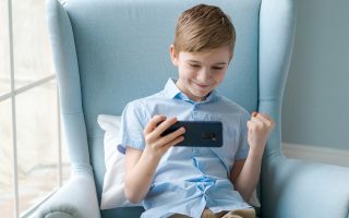 Sohn (7) verzockt über 33.000 Euro mit Apps, Vater muss zahlen