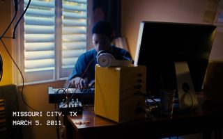 Powerbeats Fit: Neue Kampagne zeigt Rapper Travis Scott im Kinderzimmer