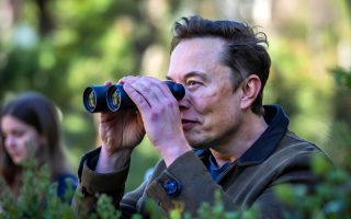 Apple & Google unter Druck: Nackt-Opfer von X klagen an