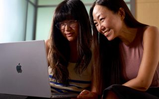 Apple bewirbt MacBook Neo mit absurden TikTok-Clips