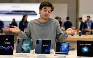 Falt-Smartphones und KI: Kunden eher desinteressiert
