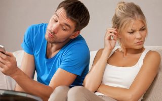 Smartphone-Geständnis: Ein Viertel schaut ins Partner-Handy