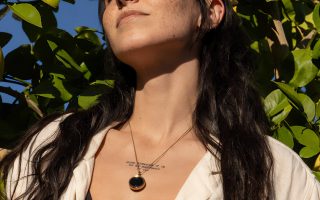 Perfekt für den Sommer: Smarte Halskette misst UV-Belastung