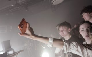 Brutalismus 3000: Elektro-Duo dreht Video nur mit iPhone 17 Pro Max