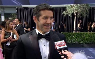 Apple-CEO John Ternus bei den Emmys – mit dem iPhone Duo